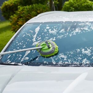 Applicazione dell'asta telescopica Anbule per la pulizia dei vetri dell'auto