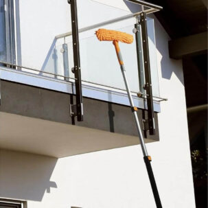 Applicazione con palo telescopico Anbule per la pulizia del patio