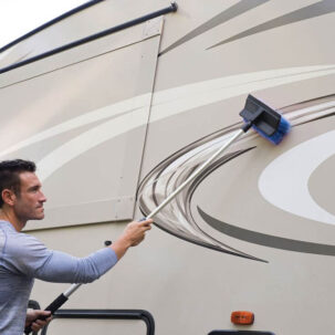 Applicazione dell'asta telescopica Anbule per la pulizia dei camper